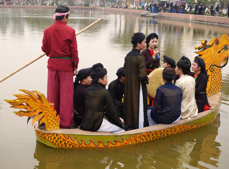Giao lưu, hát quan họ trên thuyền là hoạt động không thể thiếu tại Bắc Ninh những ngày này 
