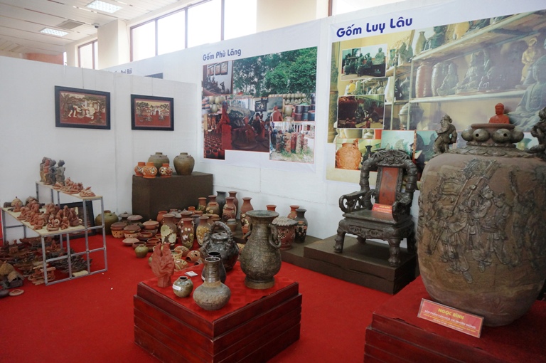Festival cũng tổ chức trưng bày, triển lãm và làm tranh dân gian Đông Hồ, Gốm Phù Lãng, Gốm Luy Lâu. 