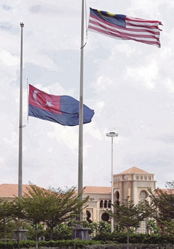 The Jalur Gemilang and the Johor state flag at half mast at the Menteri Besars office in Kota Iskandar, Johor yesterday. Pic by Hairul Anuar Abd Rahim   Read more: Flags at half mast by royal decree - General - New Straits Times http://www.nst.com.my/nation/general/flags-at-half-mast-by-royal-decree-1.532520?cache=03%2F7.30106%3Fkey%3Dmalaysia%3Fpage%3D0%3Fpage%3D0%2F7.251575%2F7.266429%2F7.321287%2F7.321287%2F7.323459%2F7.367192#ixzz2x3cyRpzX