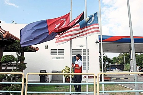 Malaysia treo cờ rủ tưởng nhớ MH370