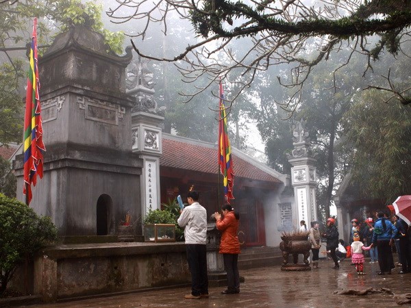 Lễ thượng cờ đầu tiên trên đỉnh Nghĩa Lĩnh ngày Giỗ Tổ