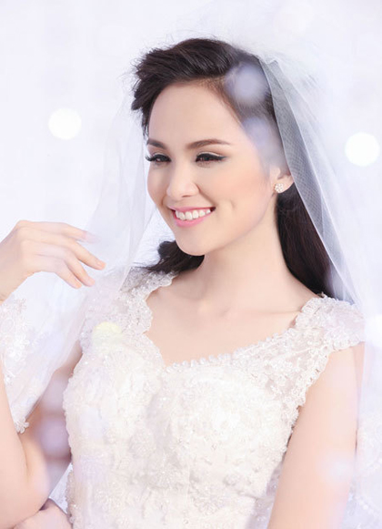 Hoa hậu Diễm Hương đang bắt đầu xây dựng lại hình ảnh sau scandal.