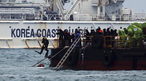 Thợ lặn bất tỉnh vì tìm nạn nhân phà Sewol