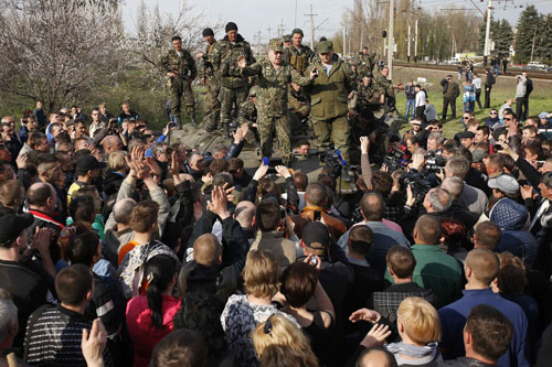 Các binh sĩ trên xe bọc thép của Ukraine điều đình với người biểu tình thân Nga ở Kramatorsk - Ảnh: Reuters 