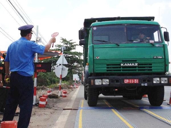 Phó Thủ tướng yêu cầu tăng cường “siết” xe quá tải