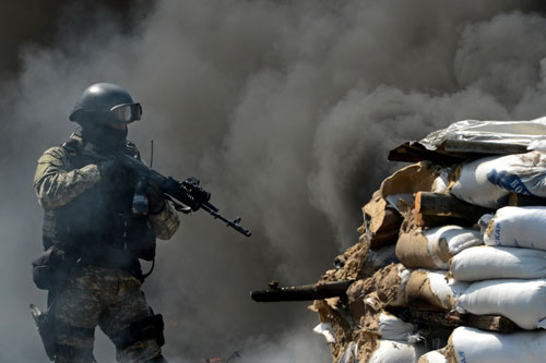 Đặc nhiệm Ukraine đột kích vào Slavyansk - Ảnh: AFP