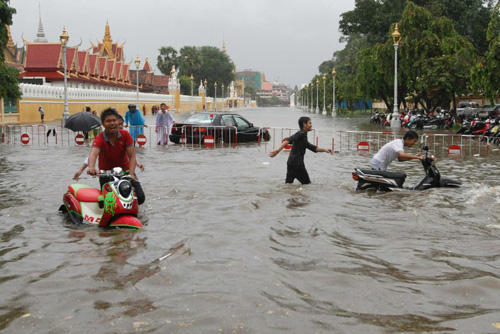 Lũ hoành hành ở Campuchia, 19 người chết