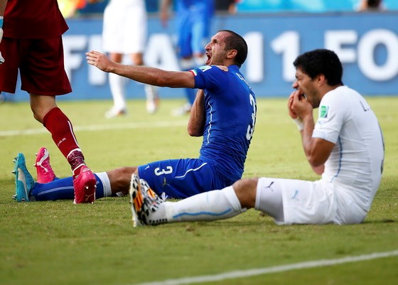 Chiellini hối hận vì đẩy Suarez… 'xuống bùn' - ảnh 2