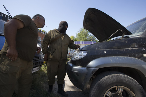 Các tay súng nổi dậy tuần tra ở thành phố Novoazovsk - Ảnh: Reuters