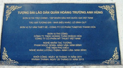 Đài tưởng niệm Lão dân quân Hoằng Trường anh hùng có biển ghi rõ tên tượng kèm nhà tài trợ, đơn vị thi công và toàn bộ hội đồng duyệt tượng - Ảnh: T.B