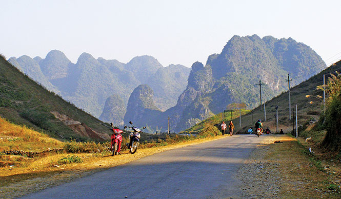 Đường về Trùng Khánh trong nắng mai sớm - Ảnh: Thái Hoãn