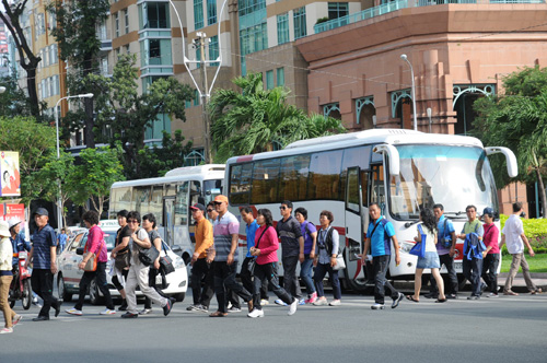 Lại tự làm khổ nhau