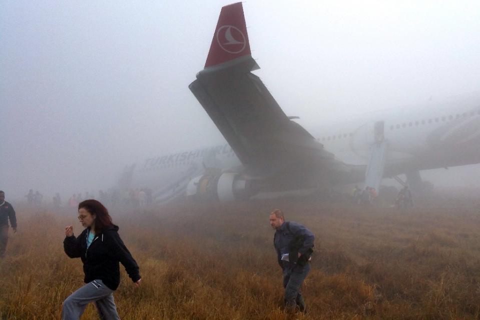 Nepal: Máy bay cắm mũi xuống đất, 224 hành khách thoát chết