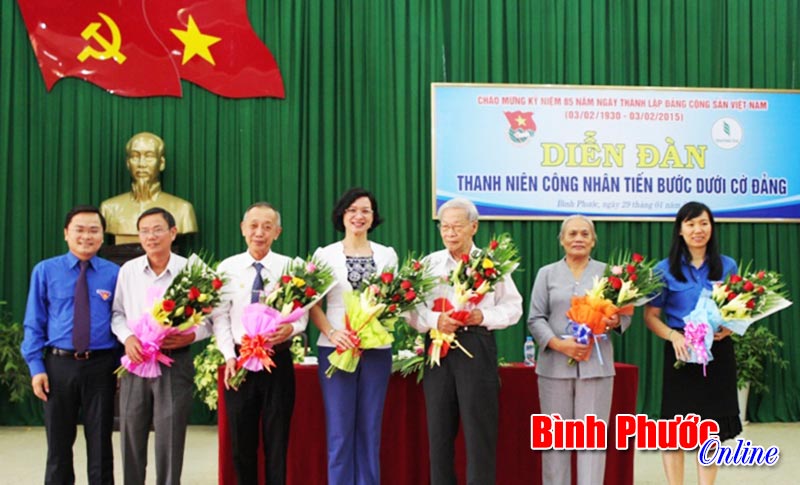 Thanh niên công nhân tiến bước dưới cờ Đảng