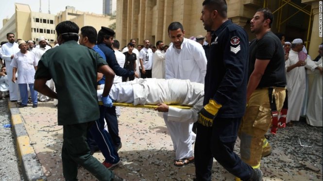 Cảnh sát di chuyển một thi thể du khách khỏi hiện trường vụ tấn công - Ảnh: CNN