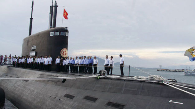 Lãnh đạo Thành ủy, UBND TP.HCM cùng các ban ngành tham quan tàu ngầm HQ-183 TP Hồ Chí Minh - Ảnh: Quốc Việt