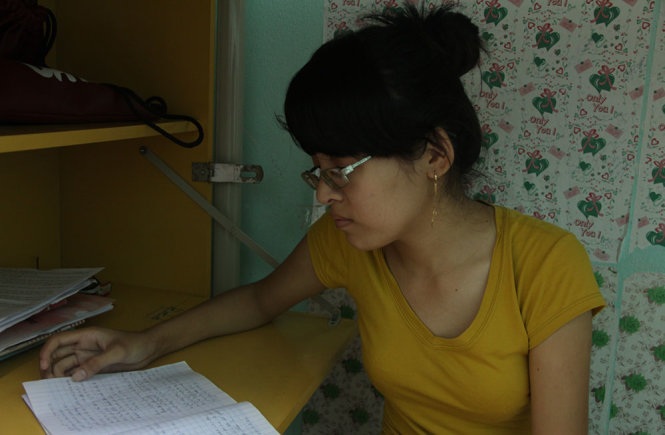Kiều Viễn đang ôn tập trong phòng ký túc xá Đại học Kinh tế Đà Nẵng - Ảnh: Hoài Giang