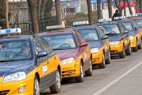 Hơn 30 tài xế taxi Bắc Kinh uống thuốc trừ sâu tự tử