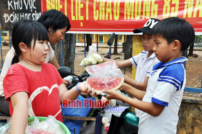 Những cô bé nghèo học giỏi và hiếu thảo