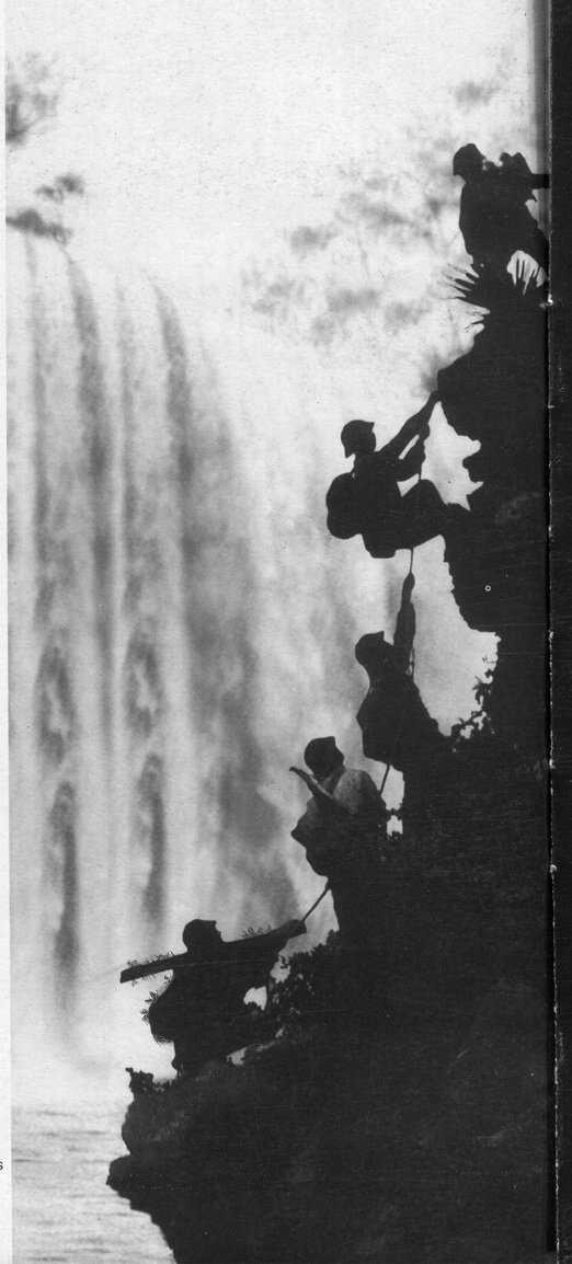 Bức ảnh của Đo&agrave;n C&ocirc;ng T&iacute;nh in trong s&aacute;ch ảnh Khoảnh khắc năm 2001