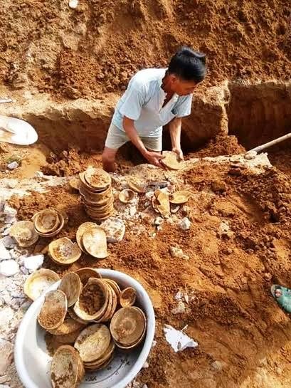 Những b&aacute;t đĩa cổ được b&oacute;c t&aacute;ch khỏi nền đất - Ảnh: Nguyễn Tuấn&nbsp;