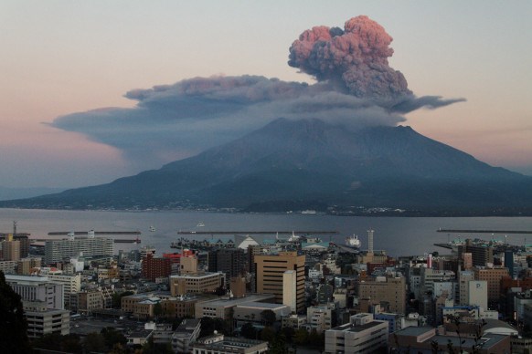 Nhật Bản sơ tán dân gấp do lo ngại núi lửa Sakurajima phun trào