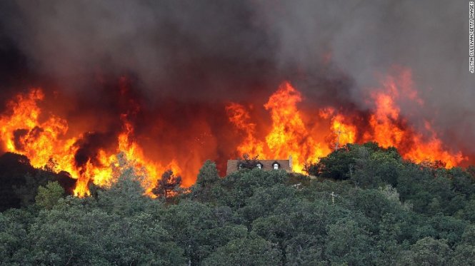 Sau hạn hán, California đang phải chống chọi với các đám cháy rừng - Ảnh: CNN