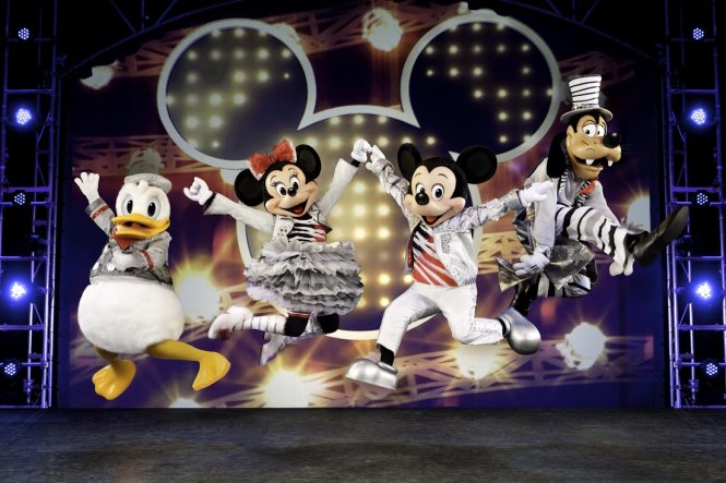 Chuột Mickey  xuất hiện trong Disney live đến VN