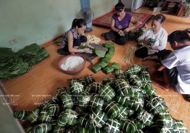 Tận hưởng vị Tết quanh năm ở làng gói bánh chưng Tranh Khúc