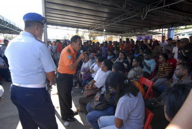Trưởng cơ quan Tìm kiếm và cứu nạn Quốc gia Indonesia trấn an gia đình hành khách trên chuyến bay - Ảnh: Reuters