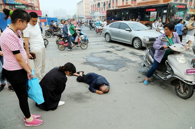 Vì sao dân Trung Quốc không cứu giúp người đi đường gặp nạn?