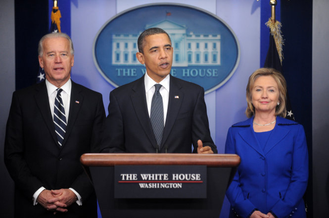 Tổng thống Mỹ Barack Obama đứng giữa phó tổng thống Joe Biden (trái) và cựu Ngoại trưởng Hillary Clinton tại Nhà Trắng, Washington DC - Ảnh: Reuters
