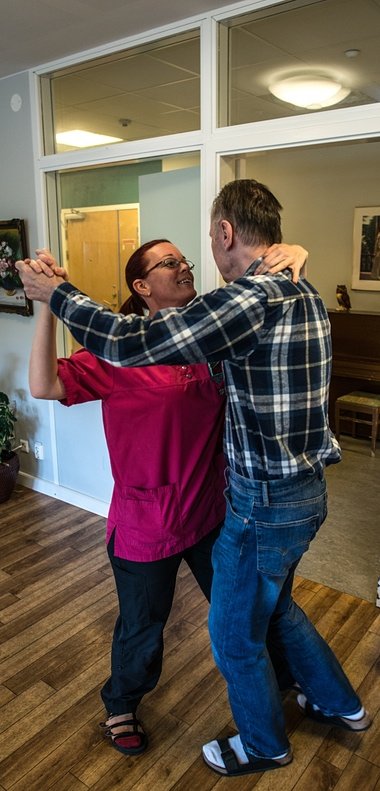 Hộ lý Lise-Lotte Pettersson khiêu vũ với một thành viên của nhà dưỡng lão Svartedalens - Ảnh: Guardian