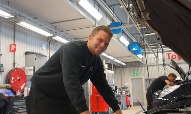 Thợ sửa chữa Martin Geborg tại Trung tâm sửa chữa Toyota ở Gothenburg, nơi làm việc sáu tiếng một ngày - Ảnh: Guardian