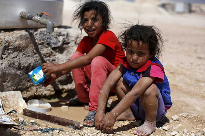 Hai đứa trẻ người Syria ở trại tị nạn Zaatari, Jordan - Ảnh: Reuters