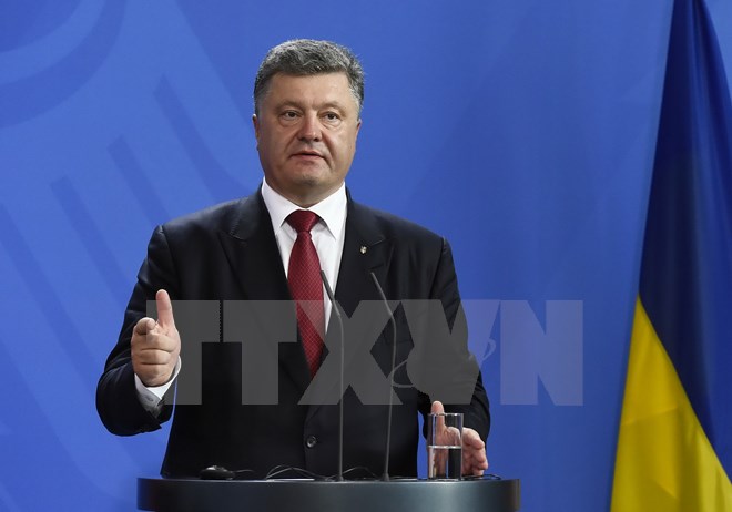 Tổng thống Poroshenko: Ukraine có đủ tài chính để củng cố quân đội