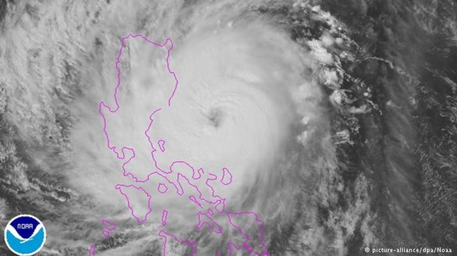 Bão lớn đổ bộ miền Bắc Philippines, 6.500 người phải đi sơ tán