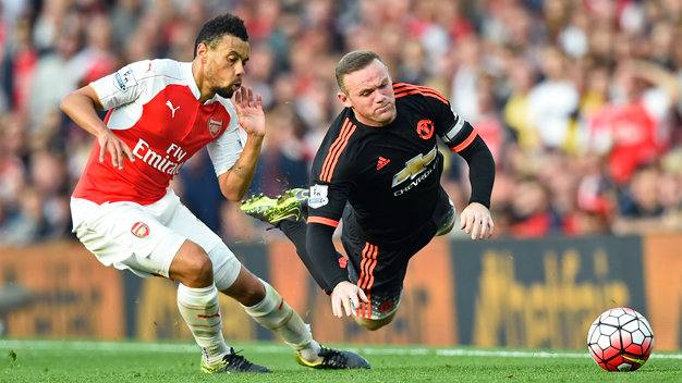 Rooney bị phạm lỗi trong trận Arsenal thắng Manchester United 3-0 - Ảnh: Reuters