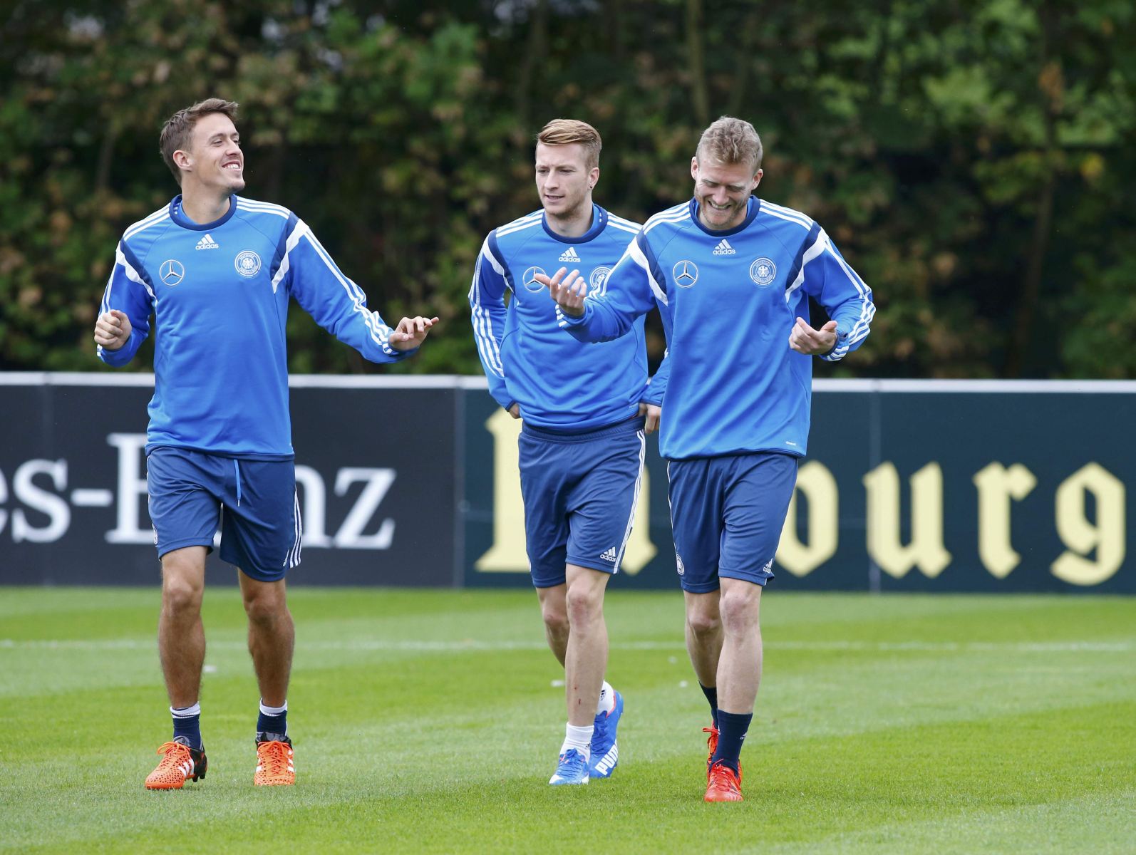 Các cầu thủ Đức vui vẻ tập luyện trước trận đấu - Ảnh: Reuters