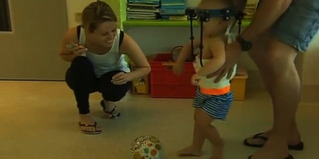 Cậu bé Jackson tập đi và đá được bóng với sự hỗ trợ của cha - Ảnh chụp lại từ màn hình