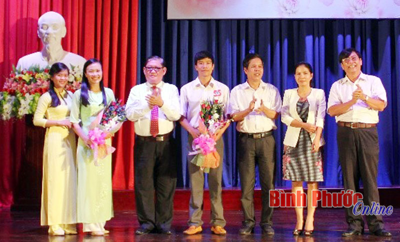 Tặng hoa cho c&aacute;c đơn vị phối hợp tổ chức đ&ecirc;m văn nghệ