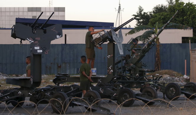 Súng phòng không đã được đưa đến địa điểm tổ chức hội nghị - Ảnh: Reuters