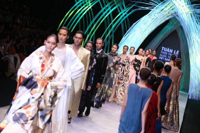 C&aacute;c mẫu thiết kế được tr&igrave;nh diễn trong đ&ecirc;m bế mạc Tuần lễ thời trang quốc tế Việt Nam 2015 - Ảnh: Gia Tiến