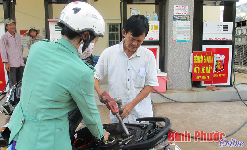 Ngoài thời gian chăm sóc vườn rẫy, ông Bé còn trực tiếp bán xăng cho khách