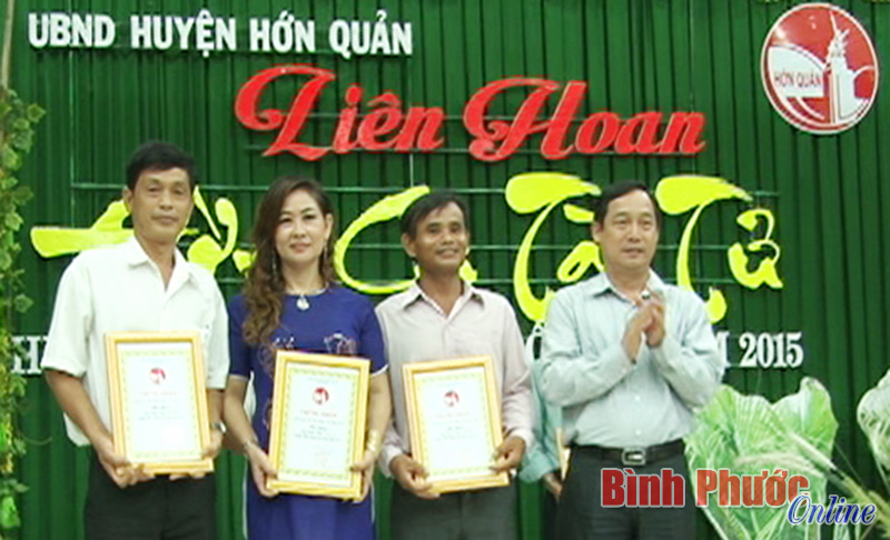 &Ocirc;ng L&ecirc; Ho&agrave;ng L&acirc;m, Chủ tịch UBND huyện Hớn Quản trao giải A cho c&aacute;c CLB đoạt giải