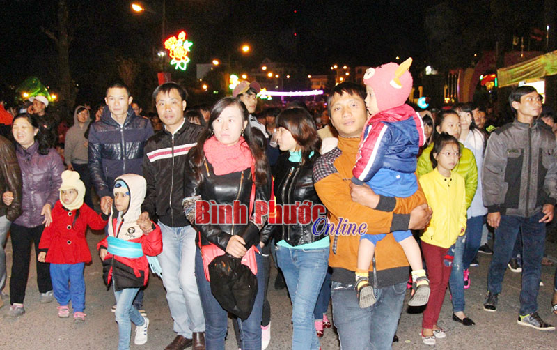 D&ugrave; thời tiết lạnh, nhưng c&aacute;c gia đ&igrave;nh vẫn mang con nhỏ đi theo để h&ograve;a vui c&ugrave;ng kh&ocirc;ng kh&iacute; lễ hội Festival hoa Đ&agrave; Lạt