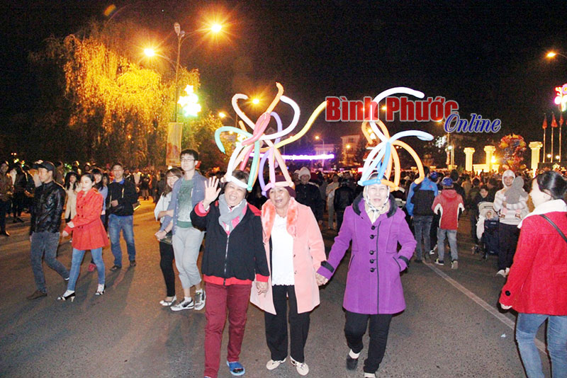 Du kh&aacute;ch h&oacute;a trang đi dự lễ khai mạc Festival hoa Đ&agrave; Lạt 2015-2016