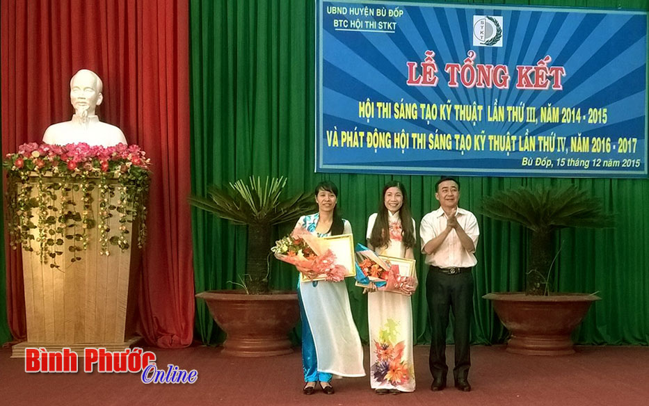 2 giáo viên Trường THPT Thanh Hòa nhận giải của Ban tổ chức