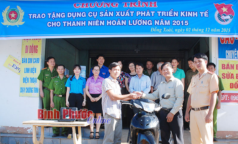 Trao tặng dụng cụ sản xuất cho thanh niên hoàn lương