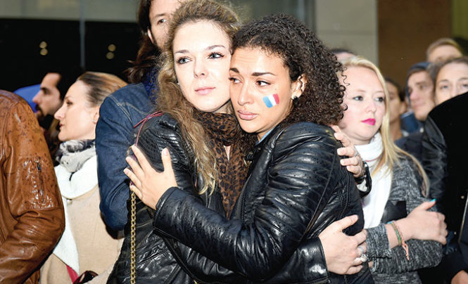 Cả thế giới chia buồn với nước Pháp. Úc, Ba Lan và Ấn Độ tưởng niệm các nạn nhâ